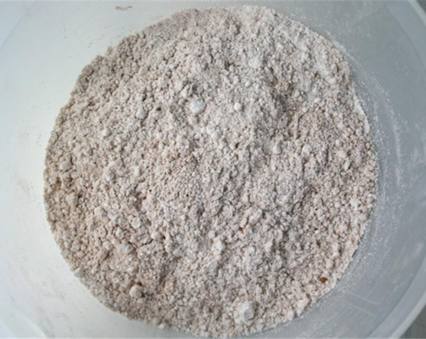 Schritt 2 Mehl (195 g), Backpulver (1 TL), Natron (1 TL), Salz (nach Bedarf), Zimt (1 TL), Kürbiskuchen-Gewürz (1 TL) und Piment (nach Bedarf) in eine Schüssel geben. Alles gut mischen.