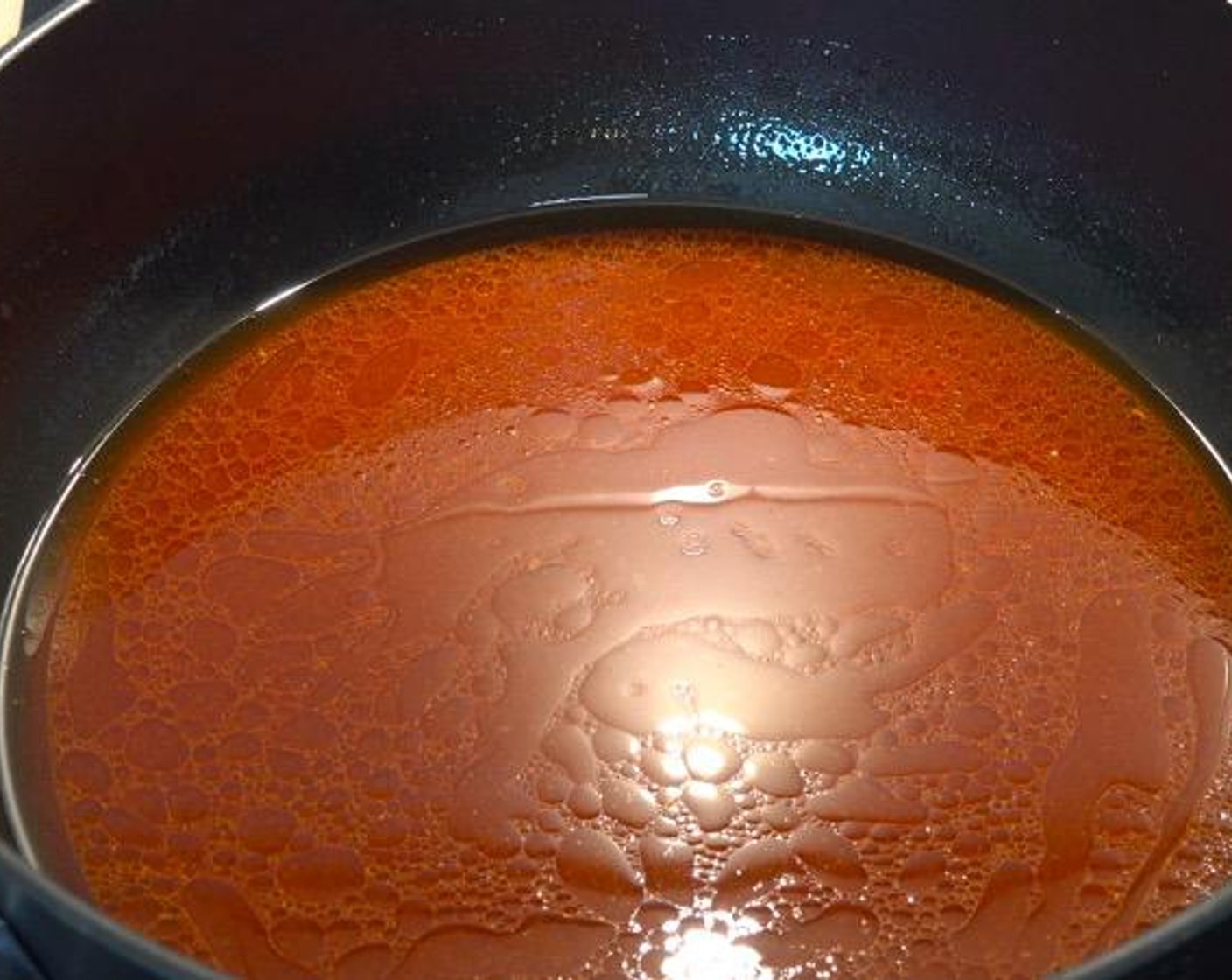 Schritt 1 In einem mittelgroßen Topf Tomatenmark (1 EL), Knoblauch (1 Zehe), Paprikapulver (1 EL), Honig (2 Esslöffel), Olivenöl (2 Esslöffel), Salz (wenig) und Wasser (360 ml) geben und bei mittlerer Hitze erwärmen.