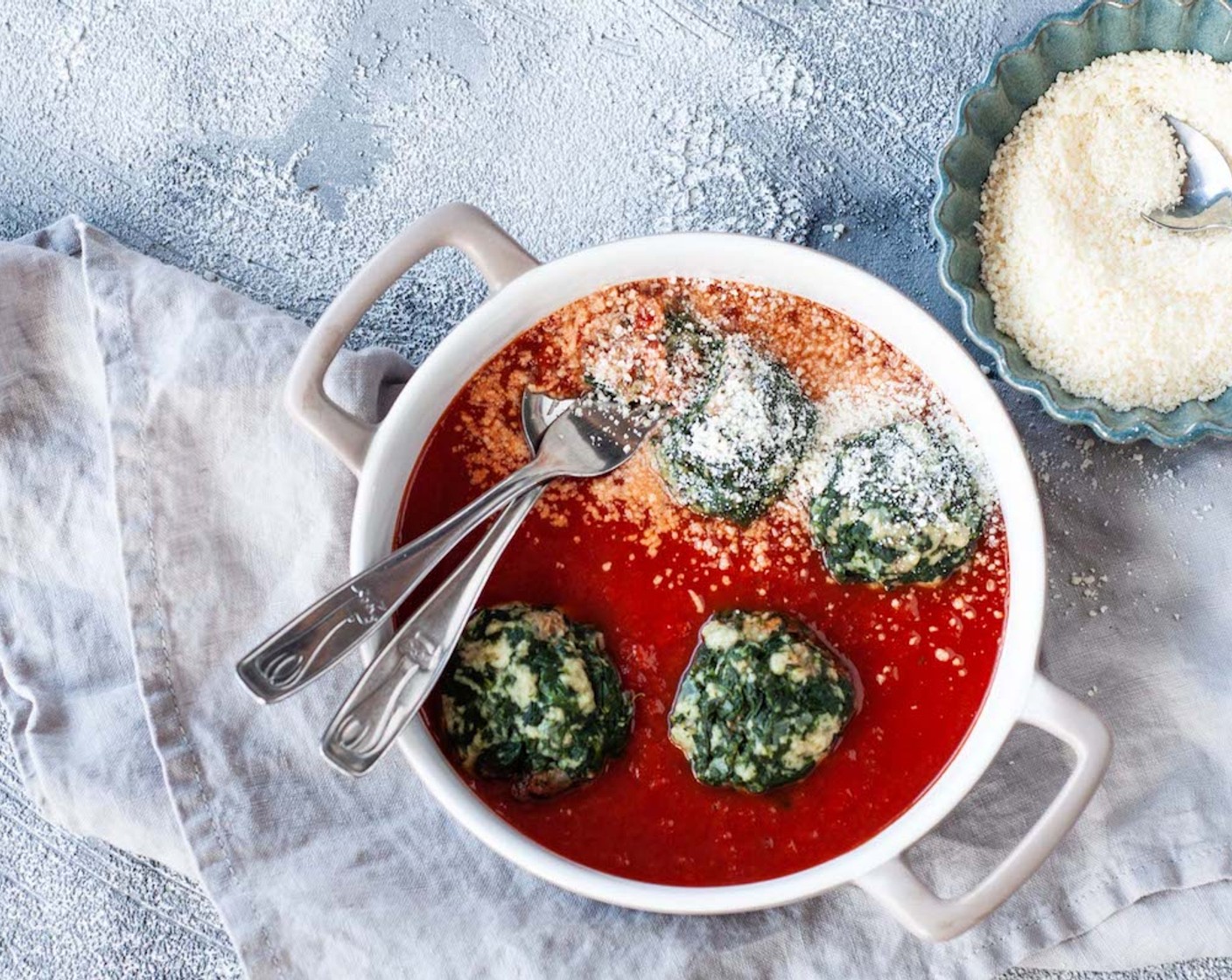 Schritt 10 Unterdessen die Tomatensauce (wenig) erhitzen und den Käse (wenig) reiben. Die heissen Knödel anrichten und servieren.