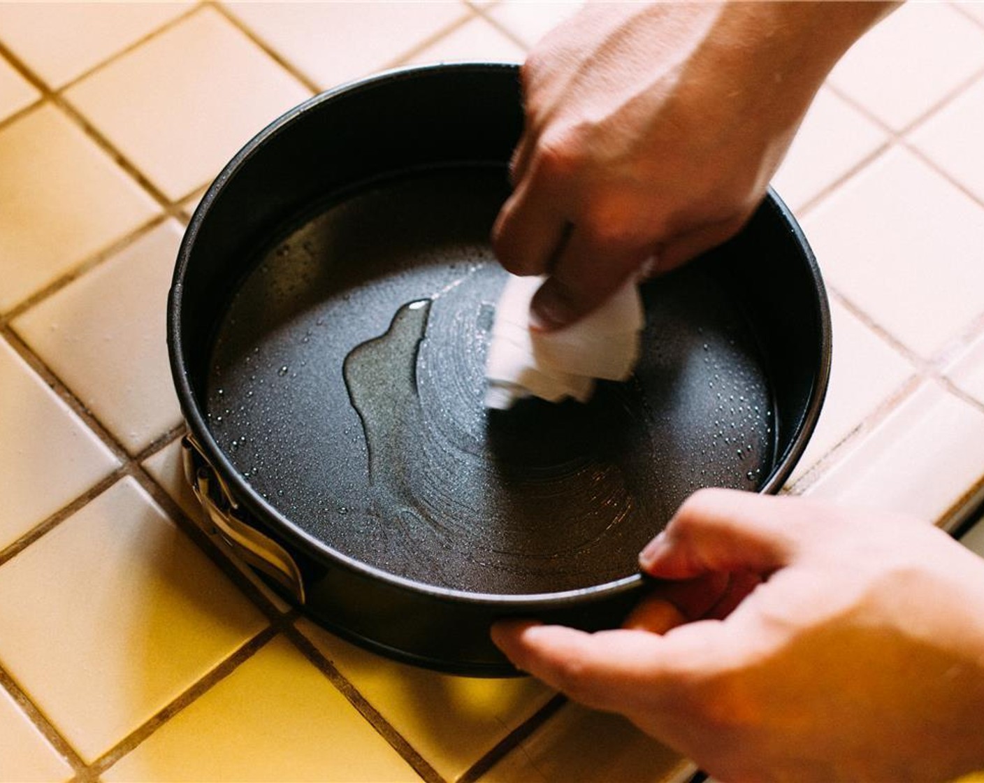 Schritt 1 Den Ofen auf 180 °C vorheizen. Eine runde Ø 23 cm Kuchenform mit Backpapier auslegen oder die Form gut einfetten und bemehlen; beiseite stellen.