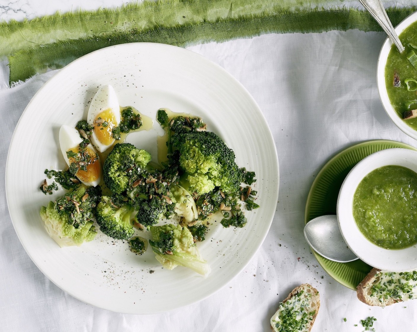 Lauwarmer Broccoli-Romanesco-Salat mit Ei