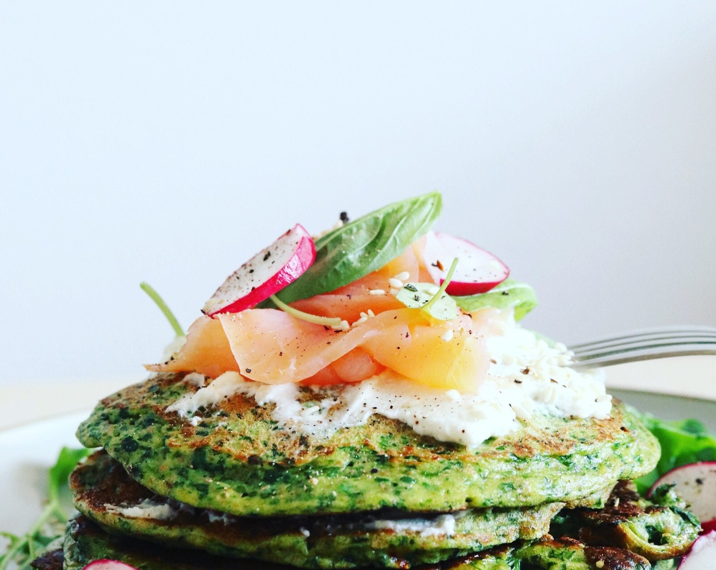 Herzhafte Pfannkuchen mit Spinat, Ricotta und Räucherlachs