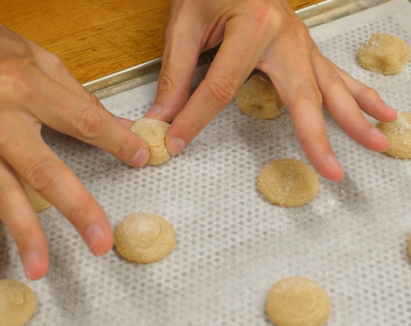 Schritt 7 Nach der Abstehzeit die Amaretti links und rechts mit je zwei Fingern leicht eindrücken.