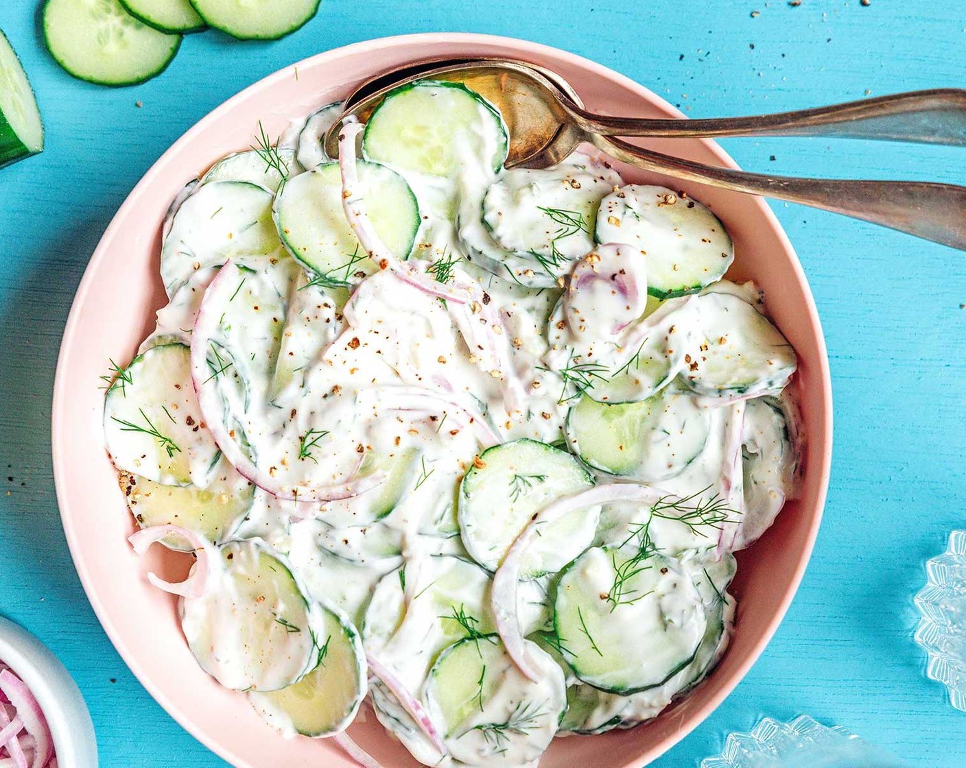 Schritt 2 Gurkenscheiben (1) mit Küchenpapier trocken tupfen. Dann Gurke und Zwiebeln (4 Esslöffel) zum Joghurt geben und alles gut umrühren. 

Sofort servieren und geniessen!