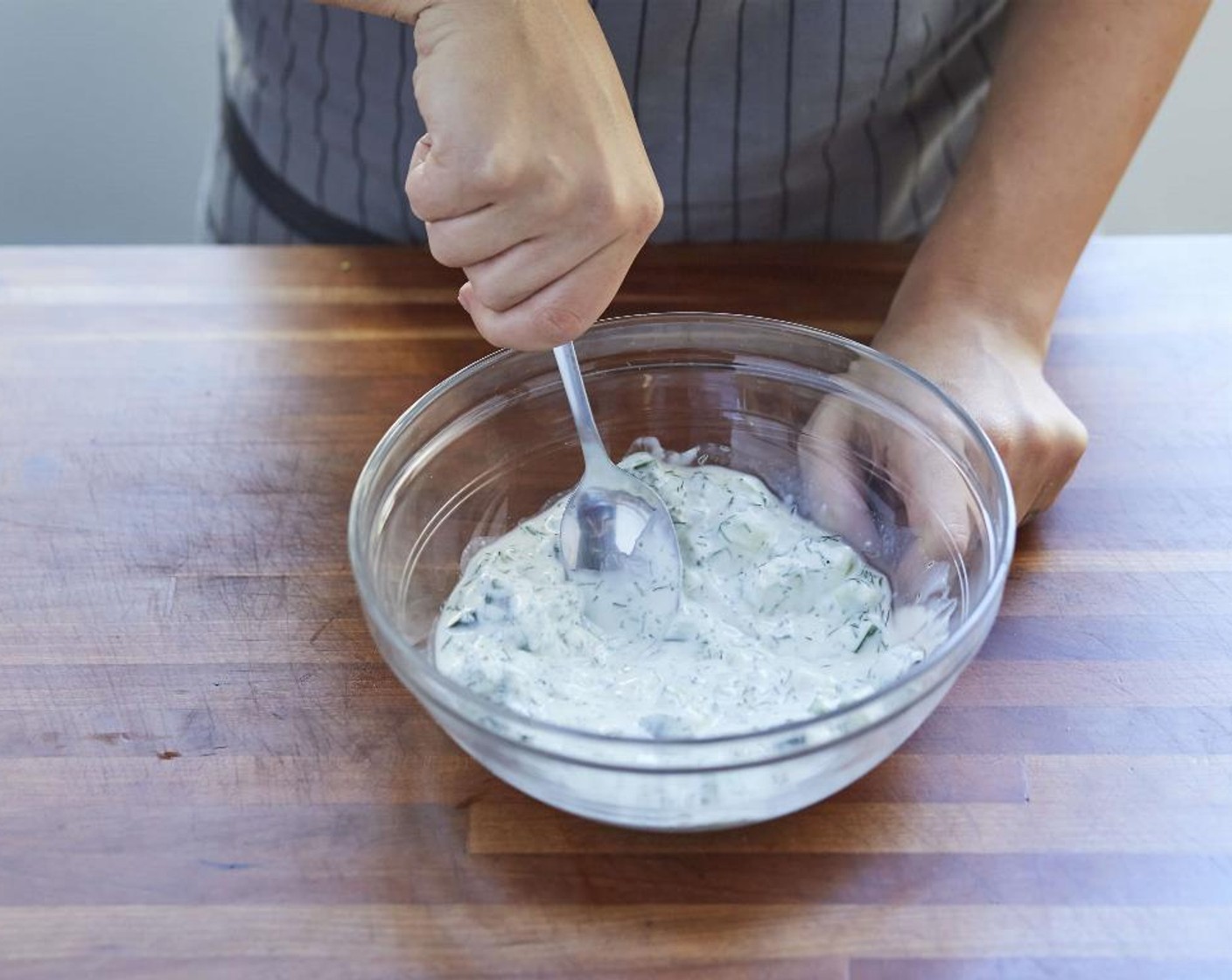 Schritt 4 In die Schüssel Joghurt (150 g), Essig (2 Esslöffel), Salz (nach Bedarf) und Pfeffer (nach Bedarf) hinzugeben und alles gut verrühren. Bis zur Verwendung kühl stellen.