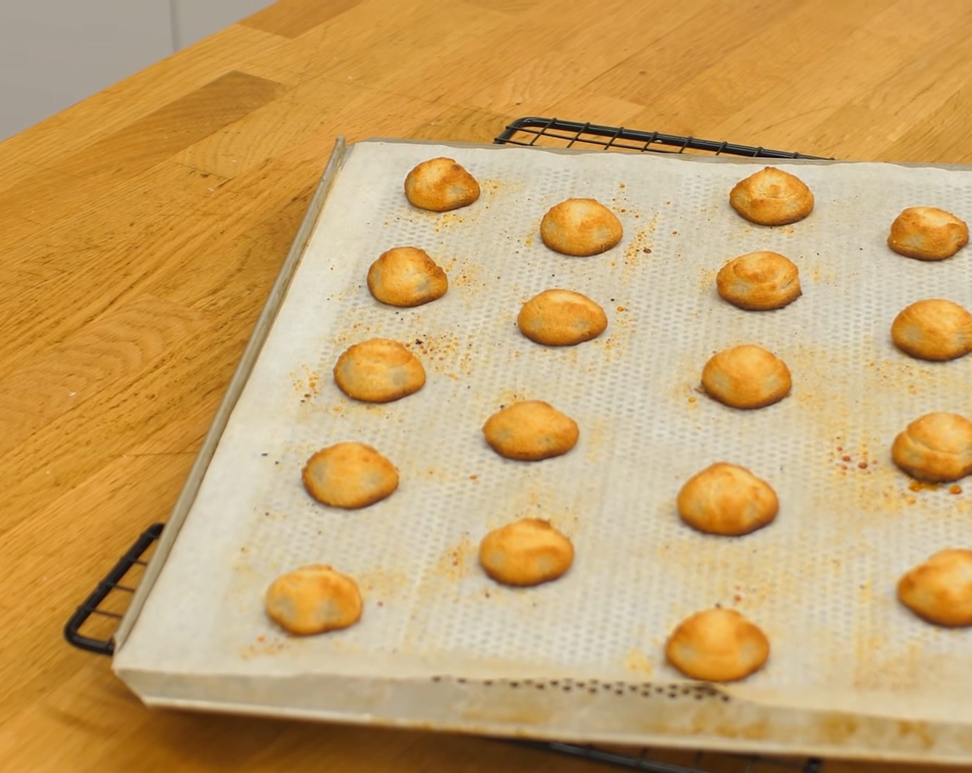 Schritt 9 Nach dem Backen die Amaretti auf einem Gitter auskühlen lassen.