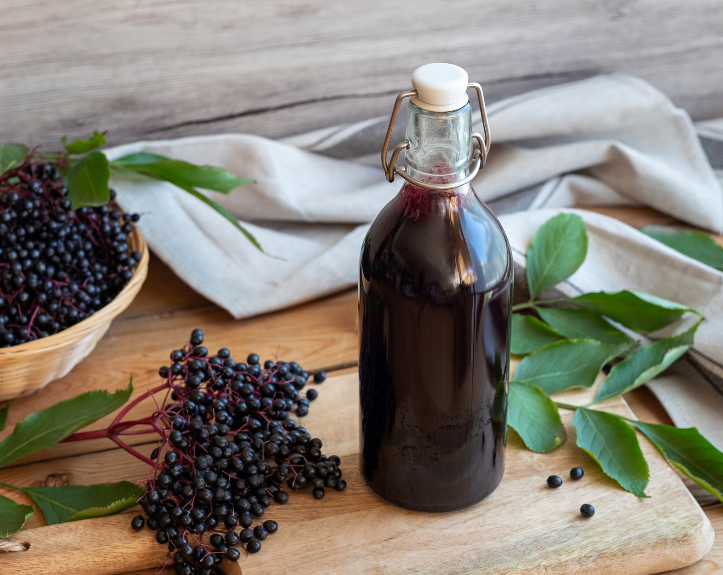 Schritt 5 Holundersirup siedend heiss bis knapp unter den Rand in die sauberen, vorgewärmten Einmachflaschen füllen, sofort verschiessen.