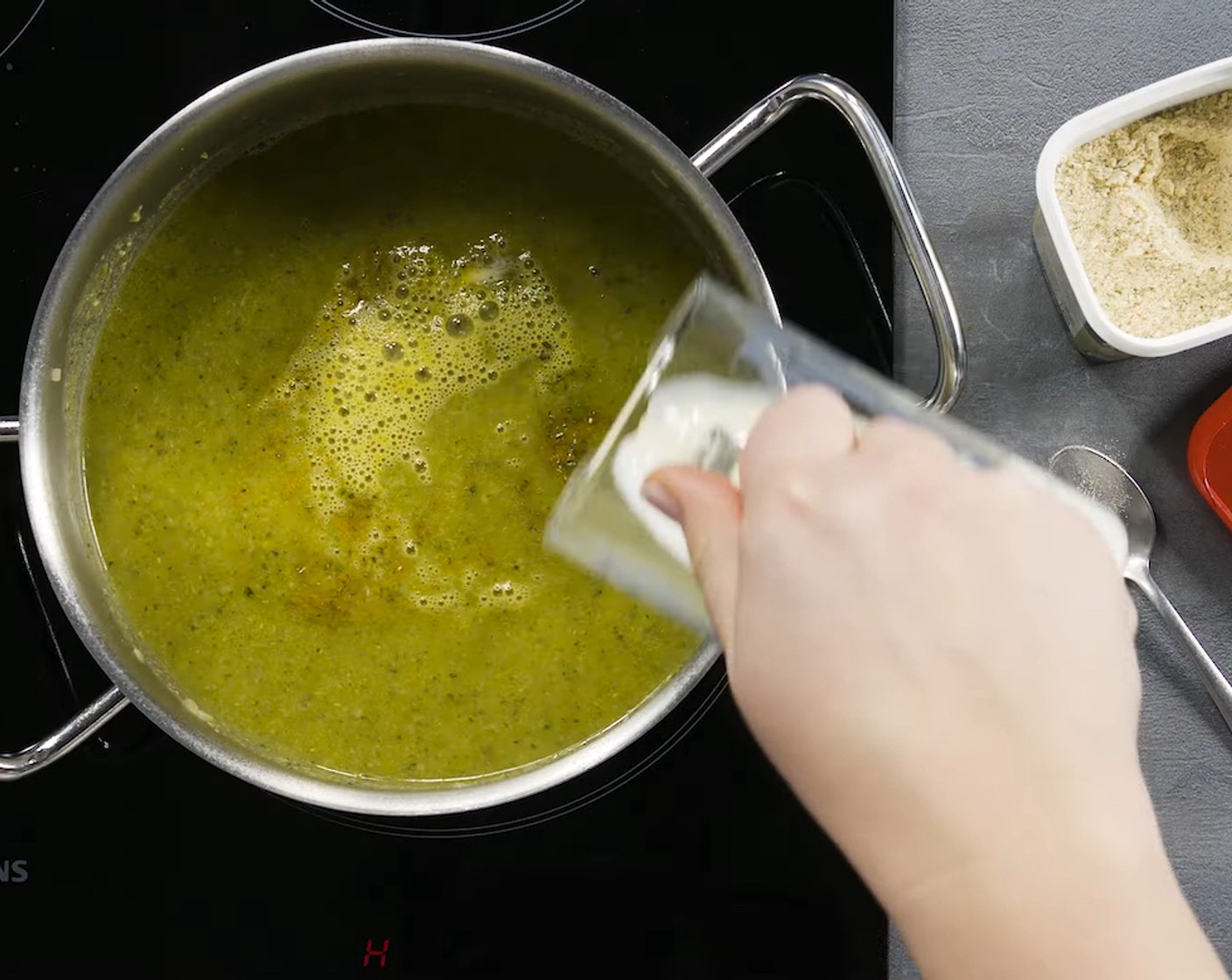 Schritt 4 Suppe fein pürieren und mit Vollrahm (100 ml) verfeinern. Mit Salz (wenig) und Pfeffer (wenig) abschmecken.