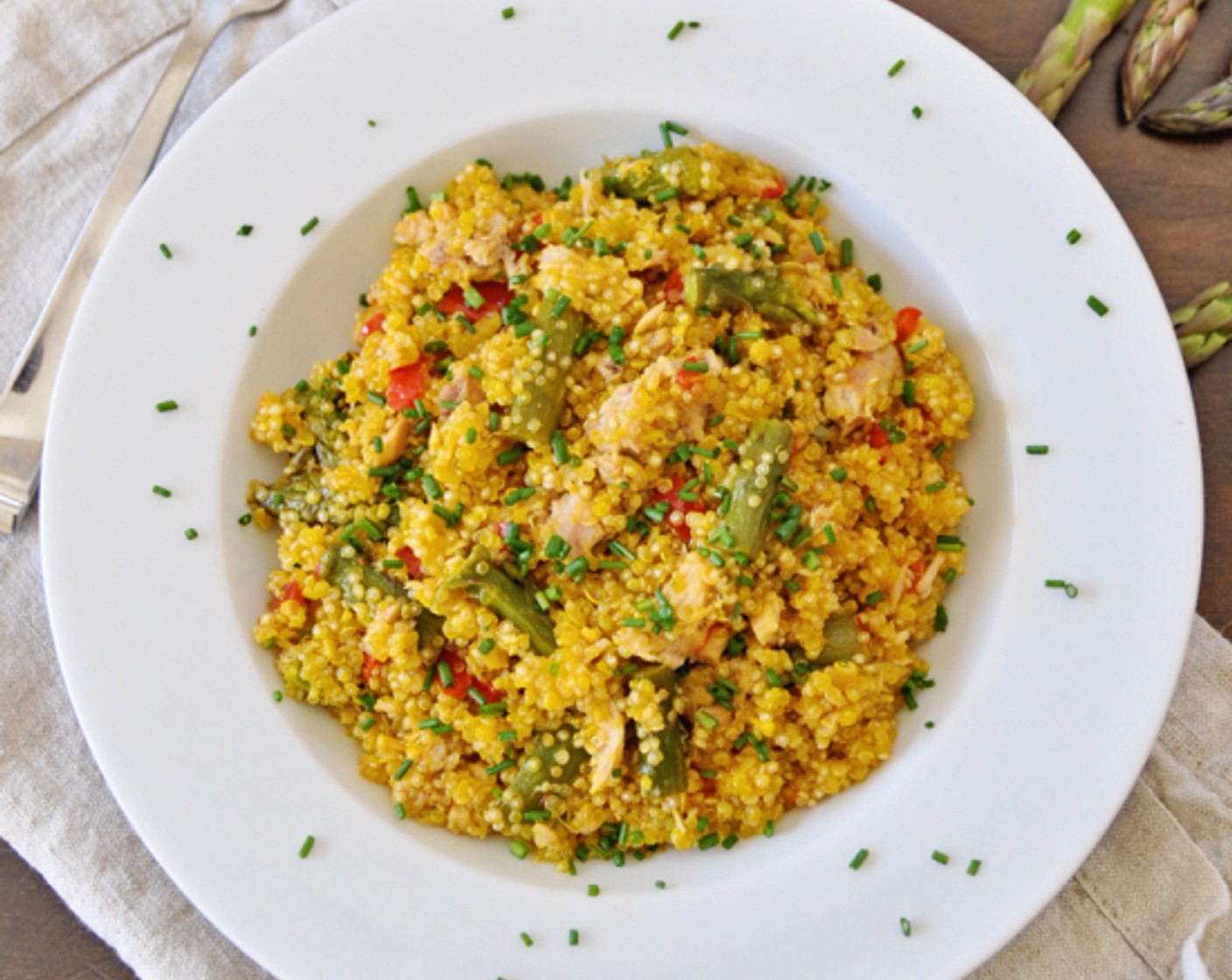 Safran-Quinoa mit Spargel und Thunfisch