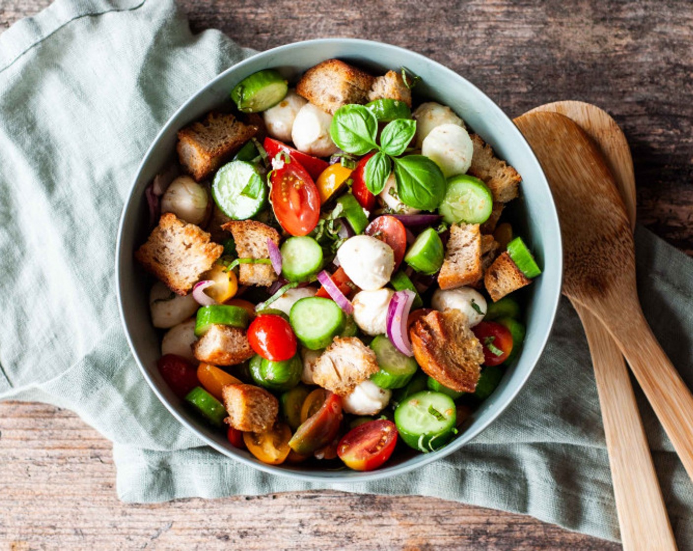 Schritt 6 Mozzarella (160 g) zum Salat geben. Dressing über den Salat verteilen, alles gut miteinander vermischen und vor dem Servieren mit Basilikum (1/2 Bd.) garnieren.