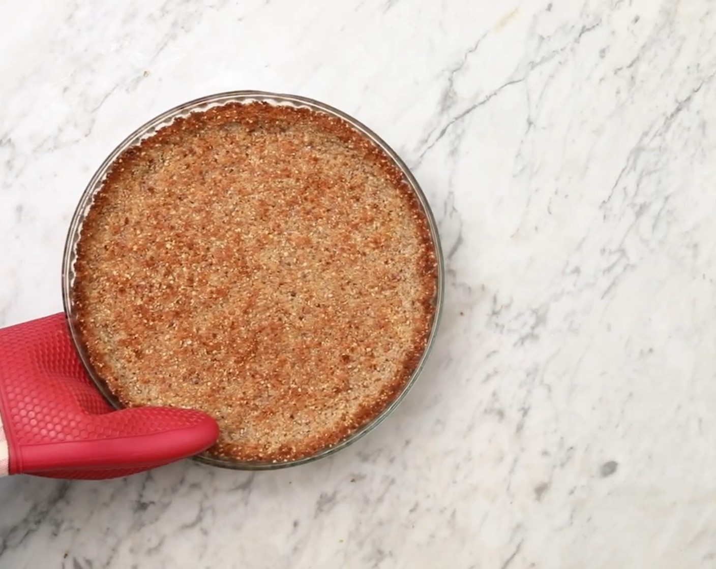 Schritt 3 Den Kuchenboden in der Ofenmitte für 8-10 Minuten bei 180 °C backen, bis er nicht mehr klebrig ist und sich etwas trockener anfühlt. Danach aus dem Ofen nehmen und auskühlen lassen.