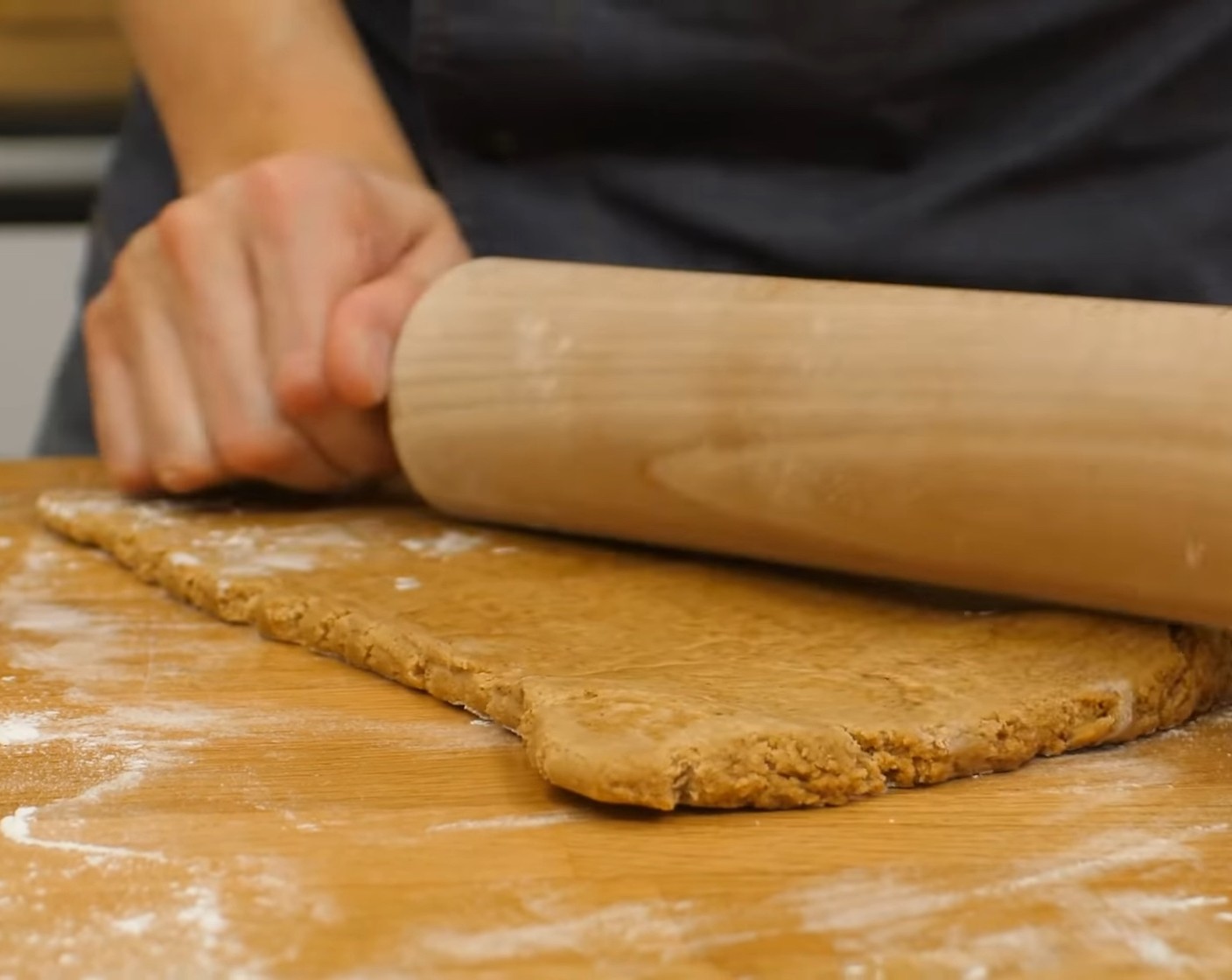 Schritt 6 Lebkuchenteig vorbereiten: Den gut gelagerten Lebkuchenteig einer bemehlten Arbeitsfläche ca. 5 mm dick ausrollen.