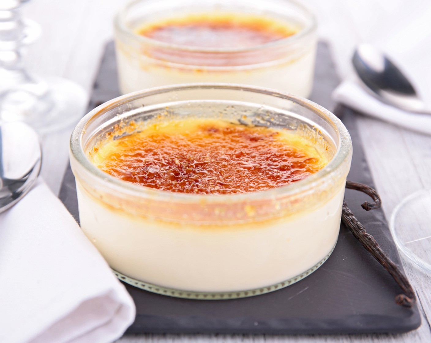 Schritt 5 Vor dem Servieren die Crème Brûlée mit Zucker (wenig) bestreuen und mit dem Bunsenbrenner karamellisieren.