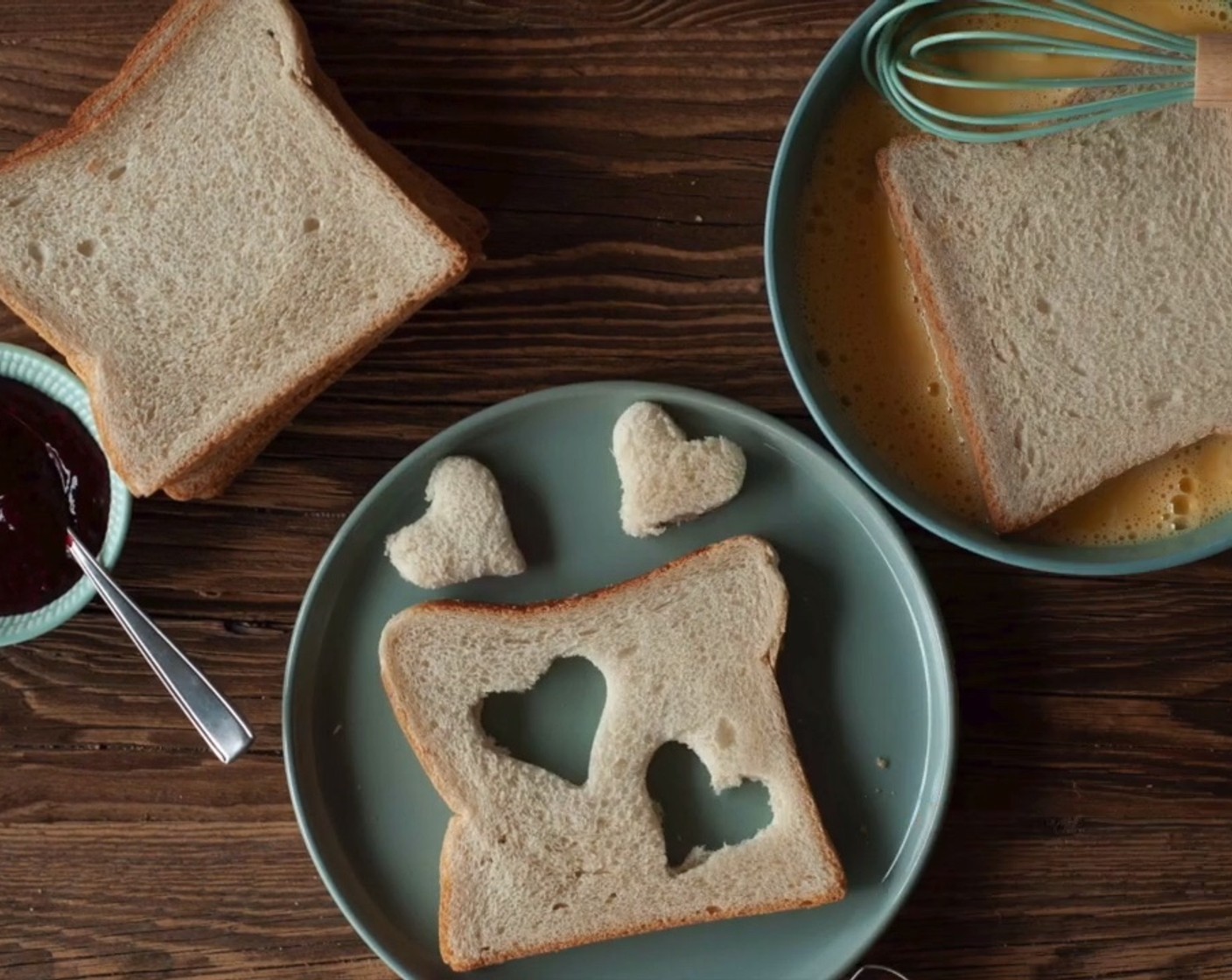 Schritt 2 Bei der Hälfte der Toastscheiben (8 Scheiben) Herzen ausstechen. Entweder nur eines oder mehrere, je nach Grösse deines Ausstechers.