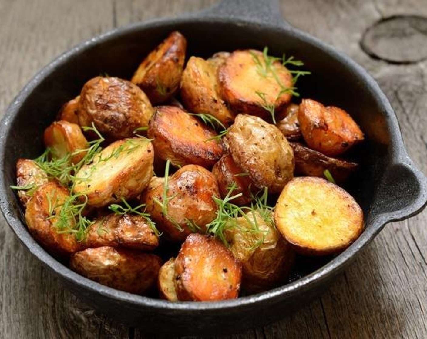 Schritt 3 Anschliessend die Kartoffeln in den vorgeheizten Ofen geben und bei 190 °C backen, bis die Kartoffeln goldig, knusprig sind.