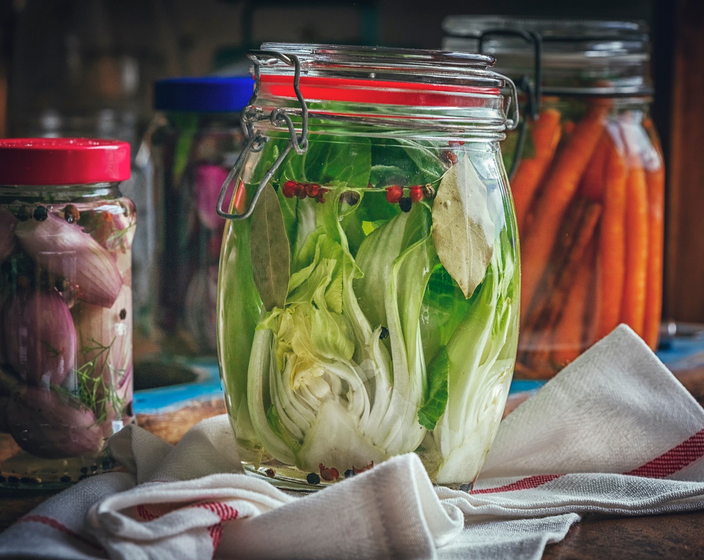 Schritt 6 Das Kimchi in ein Glas geben und drücken, bis die Salzlake aufsteigt und das Gemüse bedeckt. Das Glas verschliessen und 1 bis 5 Tage gären lassen, bei kühler Raumtemperatur und ohne direkte Sonneneinstrahlung.
