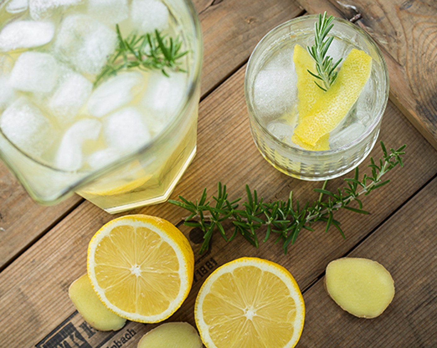 Schritt 5 Für 1 Liter Limonade werden 100 ml Sirup und 900 ml kaltes Mineralwasser in eine Karaffe gemischt. Das Ganze kann mit Zitronenscheiben und einem Rosmarinzweig serviert werden.