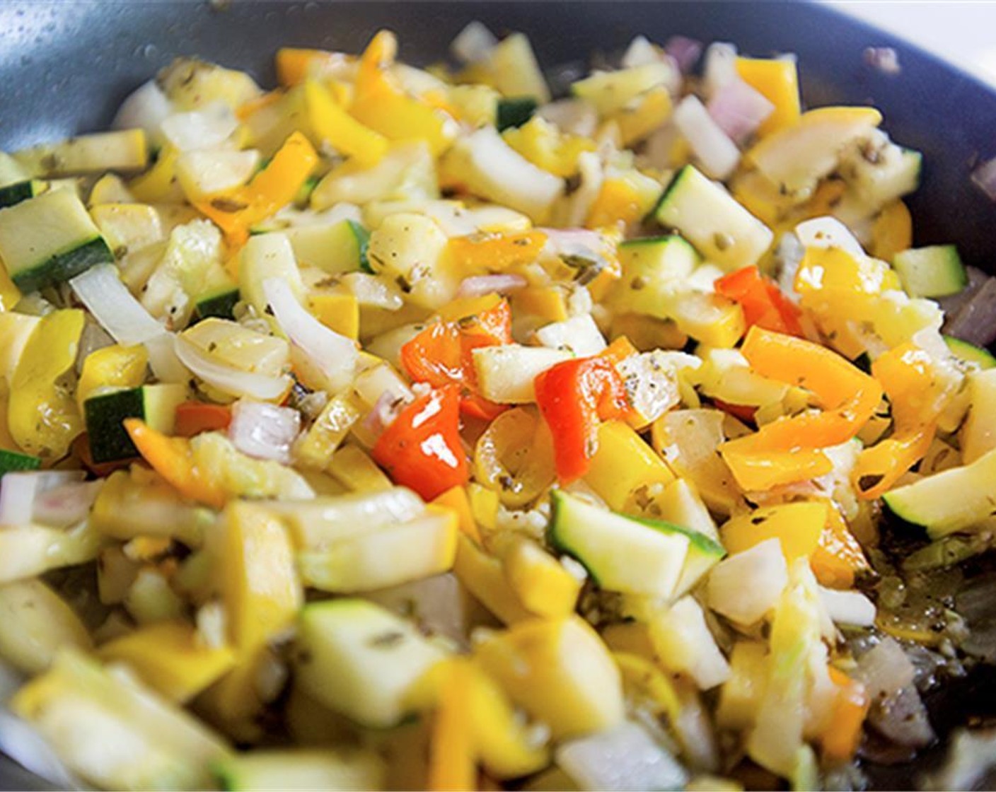 Schritt 3 Kürbis, Paprika, Zwiebel, Oregano, Salz (nach Bedarf), Pfeffer (nach Bedarf) und Knoblauch hinzufügen. Zudecken und garen, bis das Gemüse weich ist.