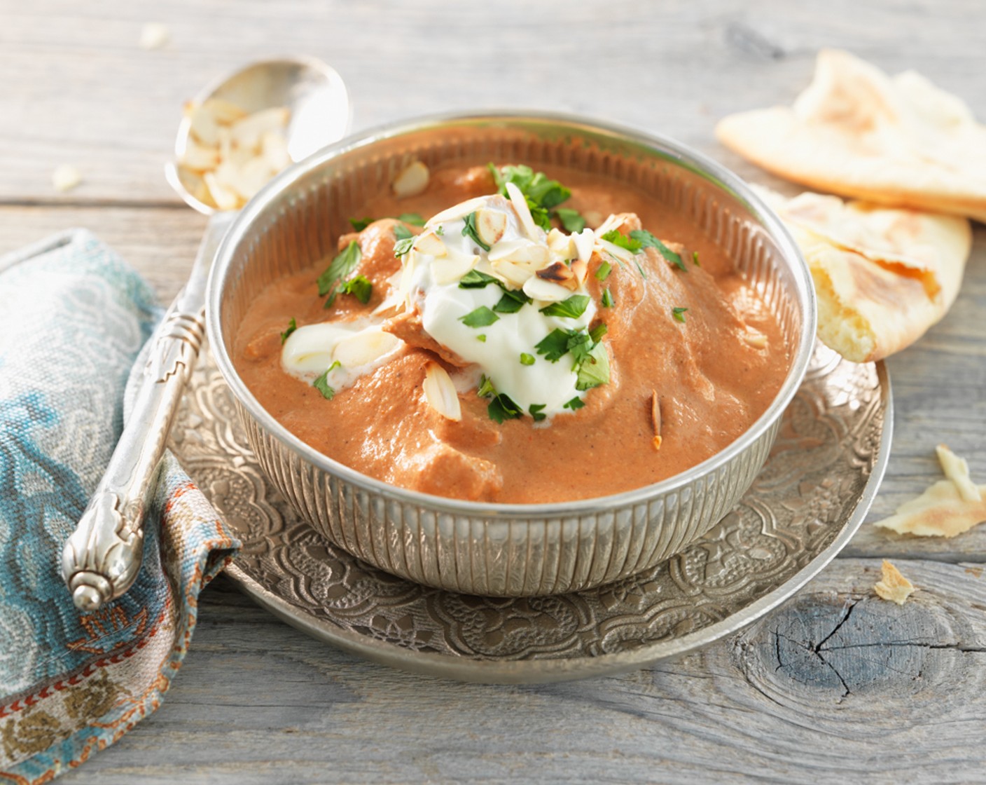 Schritt 4 Den Crème Double (4 Esslöffel) nach dem Garen dazugeben, alles gut mischen und warm mit Reis oder Naan-Brot servieren.