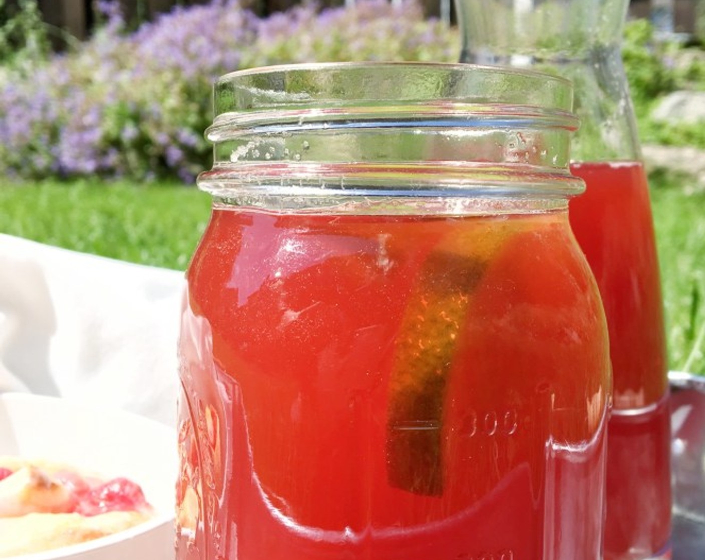 Schritt 7 Je nach Geschmack Limettenscheiben (1/2) und Eiswürfel (nach Bedarf) in die Gläser verteilen, mit Eistee auffüllen und Prösterchen!