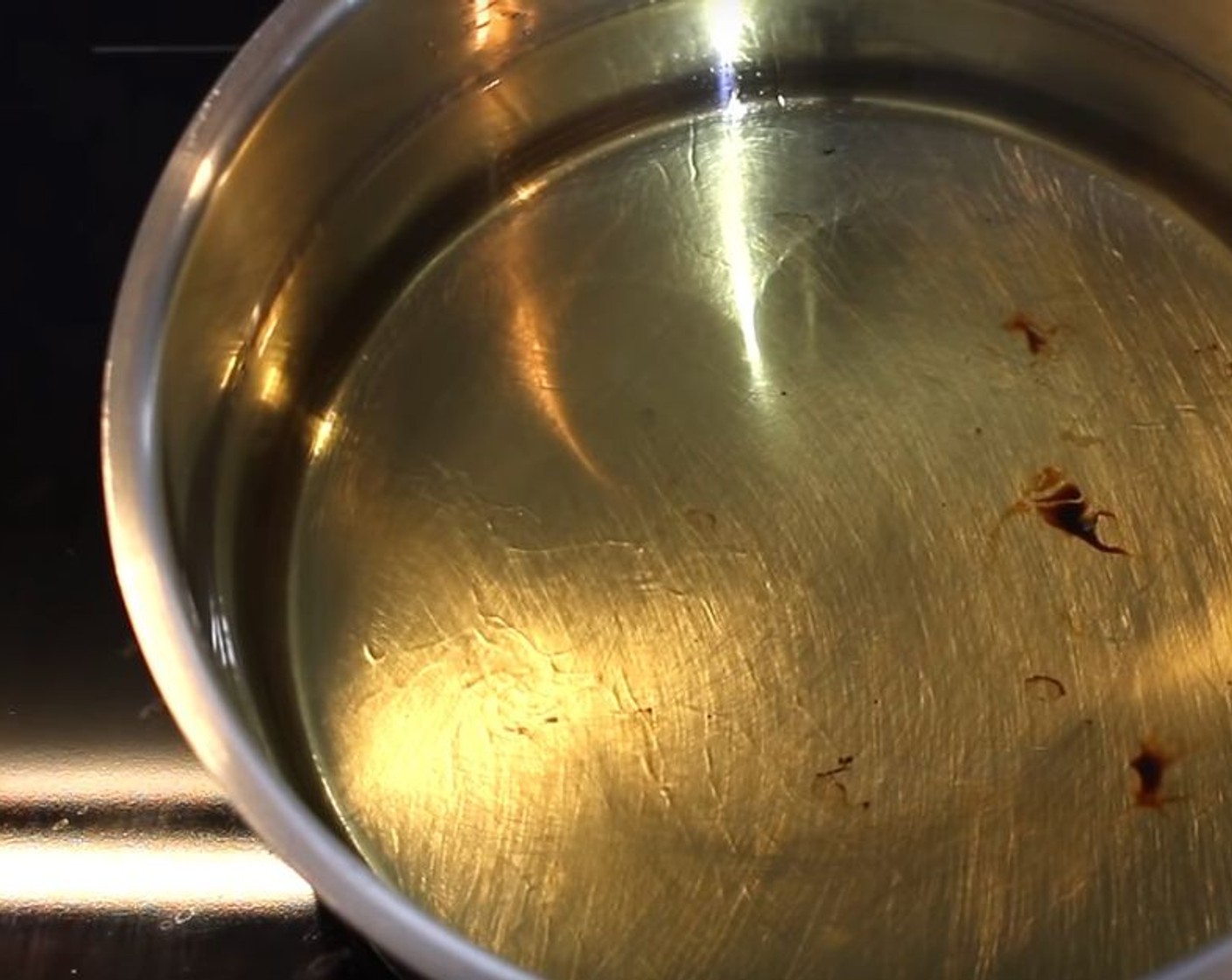 Schritt 3 Pflanzenöl (wenig) in einem grossen Topf oder einer Fritteuse auf 180 °C erhitzen.