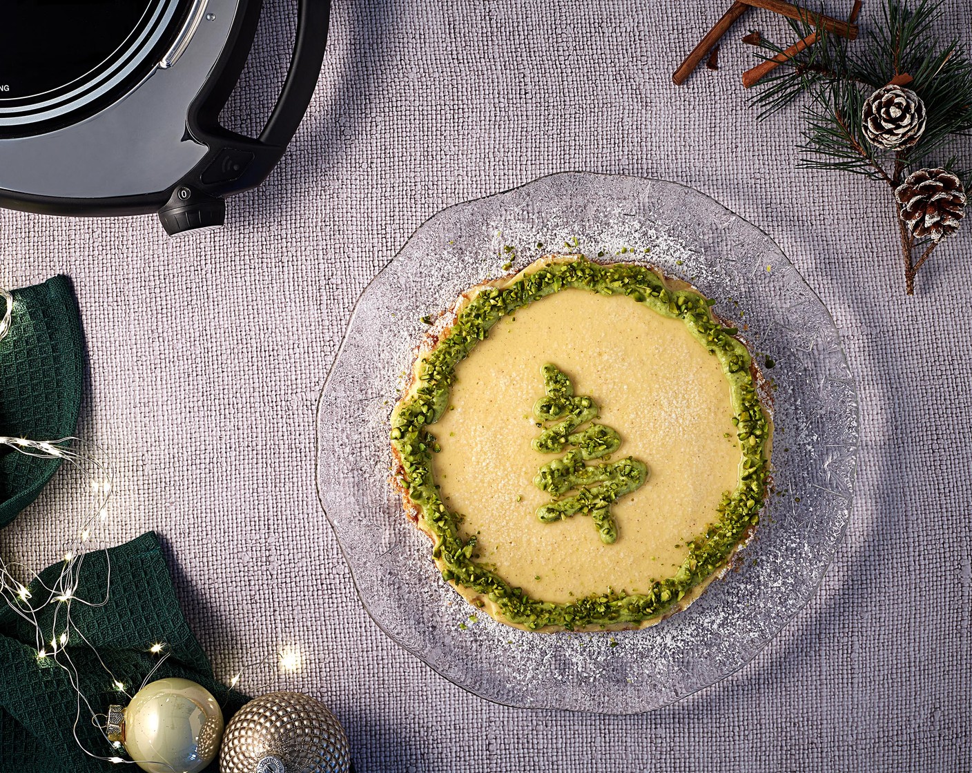 Schritt 7 Pistaziencrème gleichmässig auf dem Kuchen verstreichen oder in einen Spritzbeutel füllen und weihnachtlich auf dem Käsekuchen dekorieren. Zum Schluss mit den gehackten Pistazien (60 g) verzieren.
