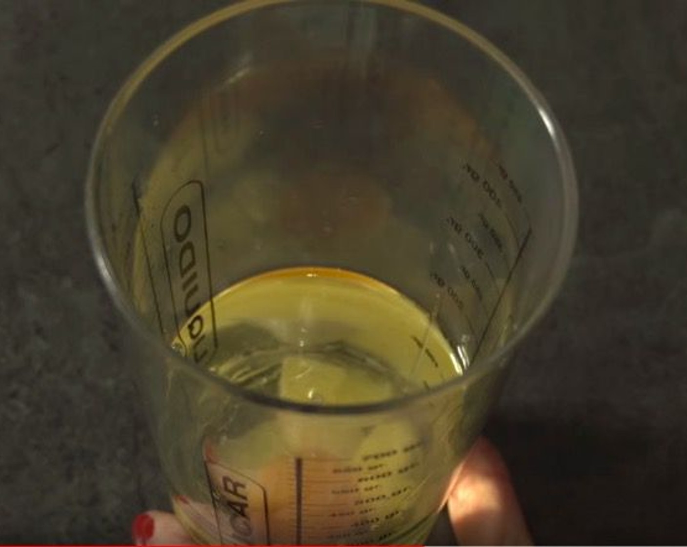 Schritt 1 Öl (250 ml), dünn geschnittenen Knoblauch (wenig), Zitronensaft (1 Schuss), Ei (1) und Salz (1 Pr.) in einen hohen Behälter geben.