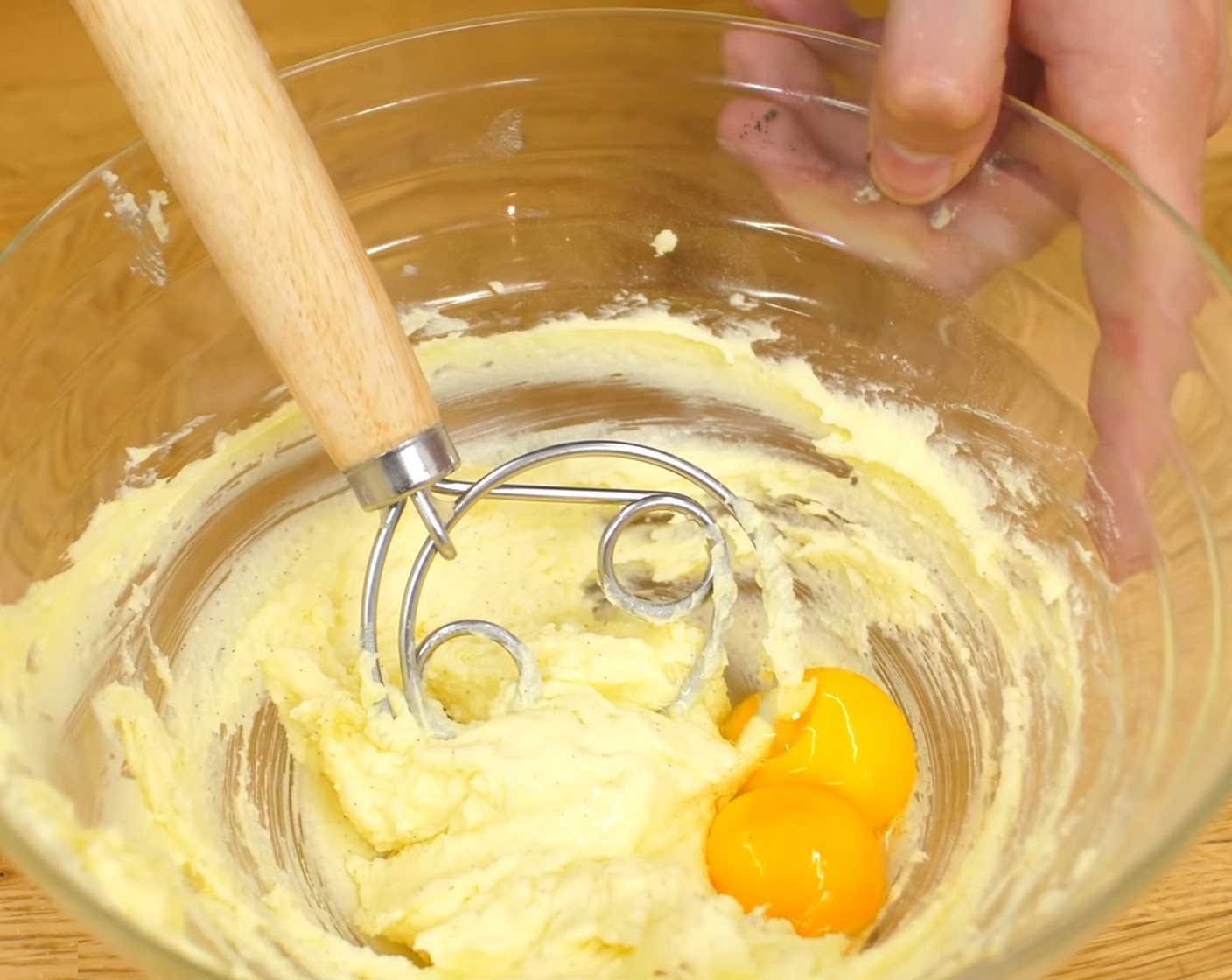 Schritt 1 Zucker (60 g) und Butter (125 g) in eine Schüssel geben und cremig rühren. Danach das Mark (1/2) der Vanilleschote und die Eigelbe (2) zugeben und alles gut verrühren.