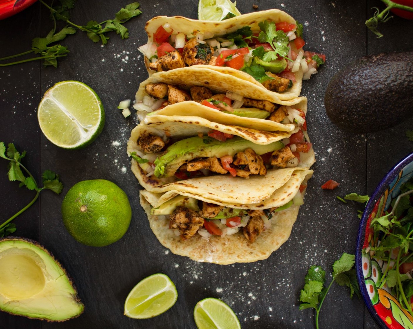 Schritt 5 Die Tortillas mit dem Poulet, der geschnittenen Avocado (1/2) und dem Pico de Gallo füllen und direkt vor dem Essen noch den Saft Limette (1/4) über den Tacos ausdrücken.