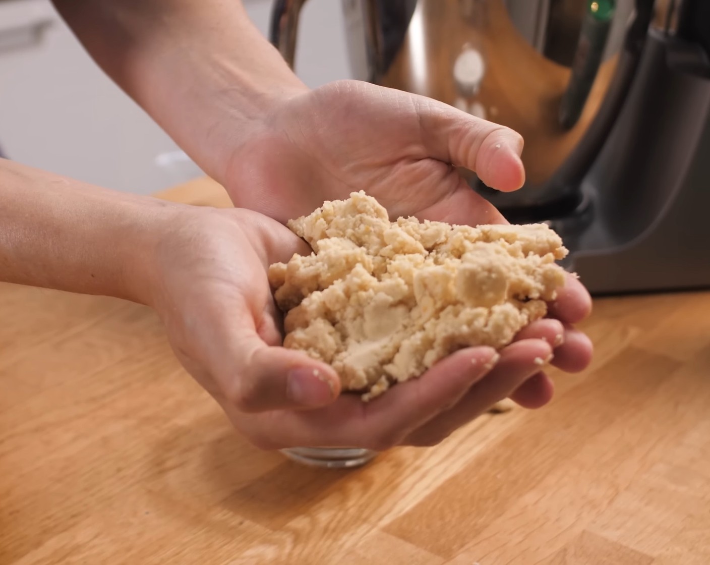 Schritt 1 Das Weissmehl (500 g) mit der Butter (250 g) dem Salz (1 Pr.) und dem Abrieb der Orange (1) in der Küchenmaschine gut durchmischen/verreiben.