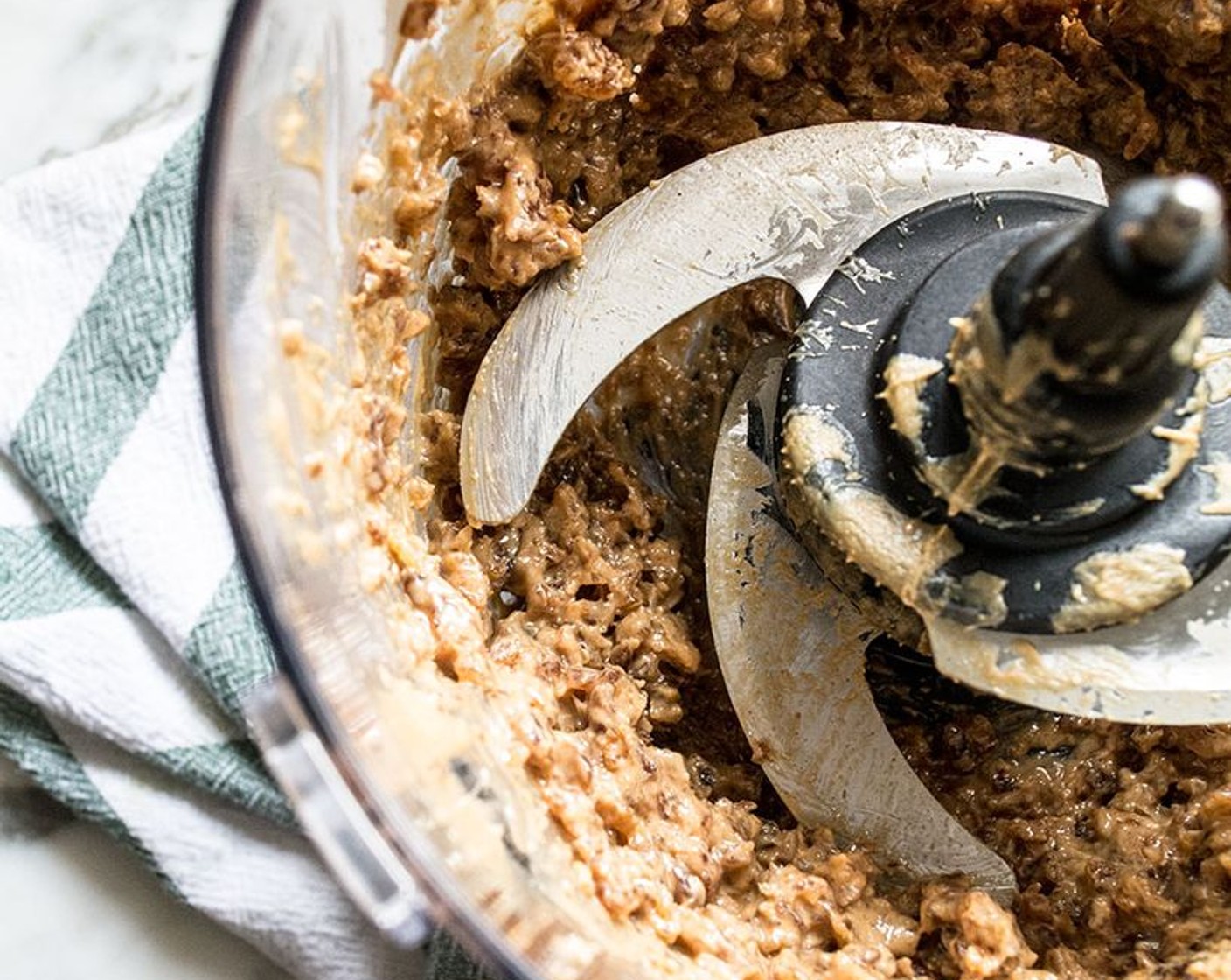 Schritt 4 Die Spinat-Milch-Erbsenprotein-Mischung aus dem Mixer zur Dattel-Erdnussbutter-Mischung geben und 15-20 Sekunden verarbeiten.