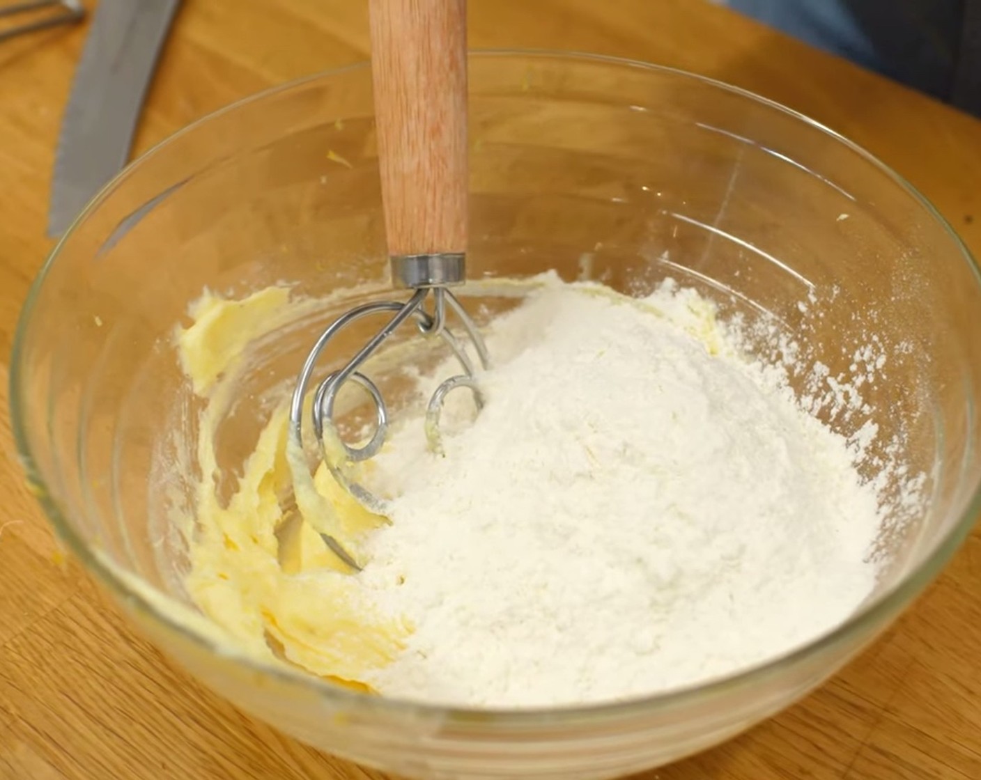 Schritt 1 Die weiche Butter (125 g) mit dem Zucker (75 g) und dem Zitronensaft (1/2) und dem Zitronenabrieb (1/2) in eine Schüssel geben und schön glatt rühren. Etwas von der Tonkabohne (1/2) dazu reiben und nochmals alles gut vermischen. Danach das Mehl (150 g) dazugeben und alles zu einem Teig verkneten.