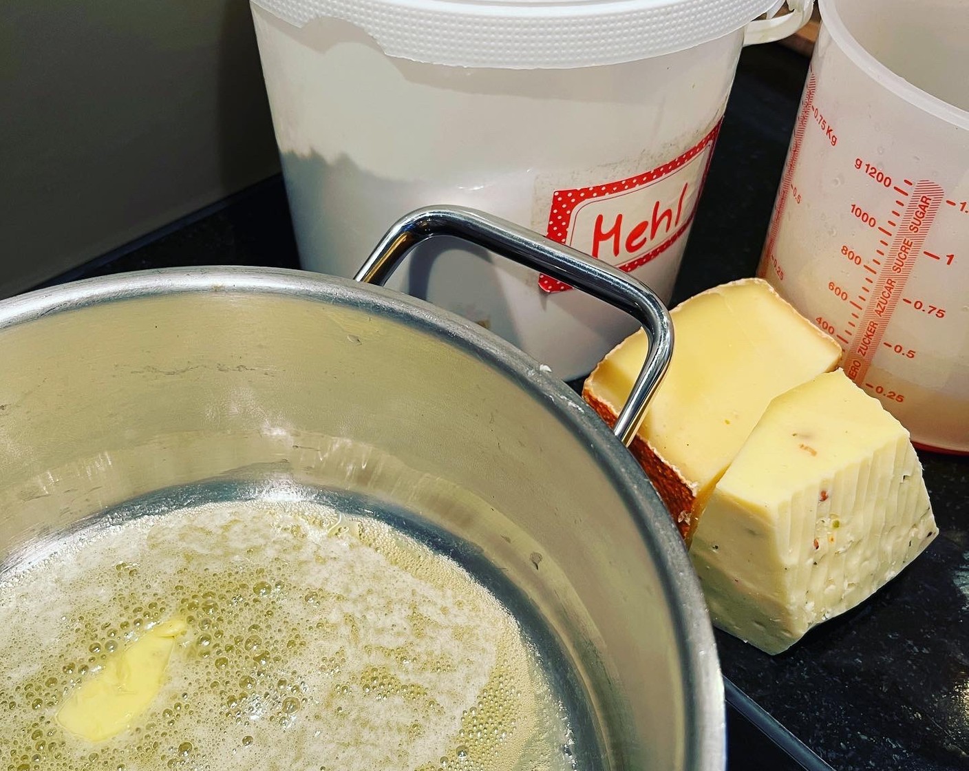 Schritt 1 Butter (2 Esslöffel) in einem Topf schmelzen. Mehl (2 Esslöffel) zugeben und anschwitzen. Mit Wein (75 ml), Gemüsebouillon (400 ml) und Milch (400 ml) ablöschen. Thymian (1 Zweig) zugeben, aufkochen und 1–2 Minuten köcheln lassen.