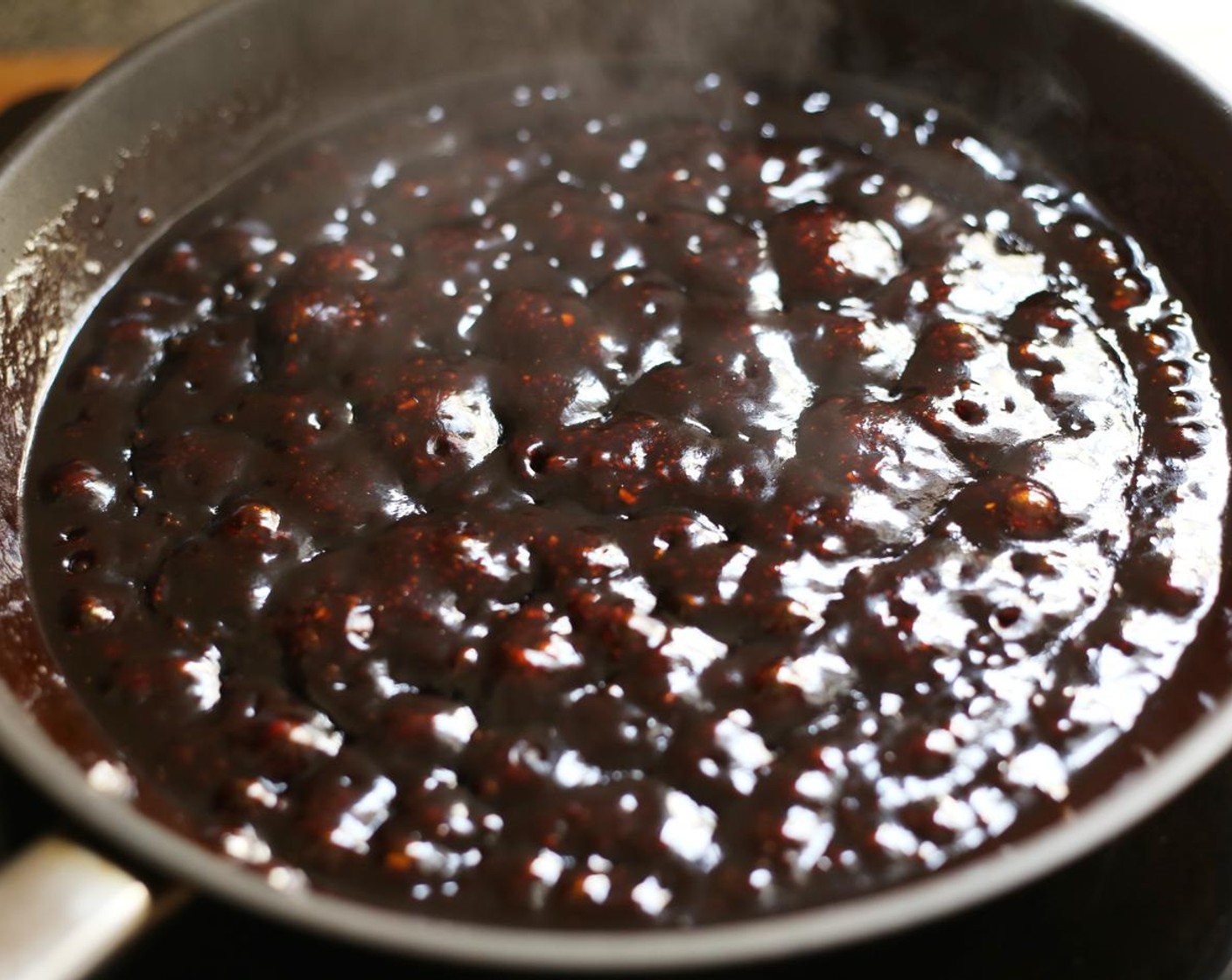 Schritt 11 Die Zutaten für die Sauce in einen Kochtopf oder eine Pfanne geben. Bei mittlerer Hitze ca. 2 Minuten köcheln lassen, bis es Blasen wirft und sich der Zucker aufgelöst hat.