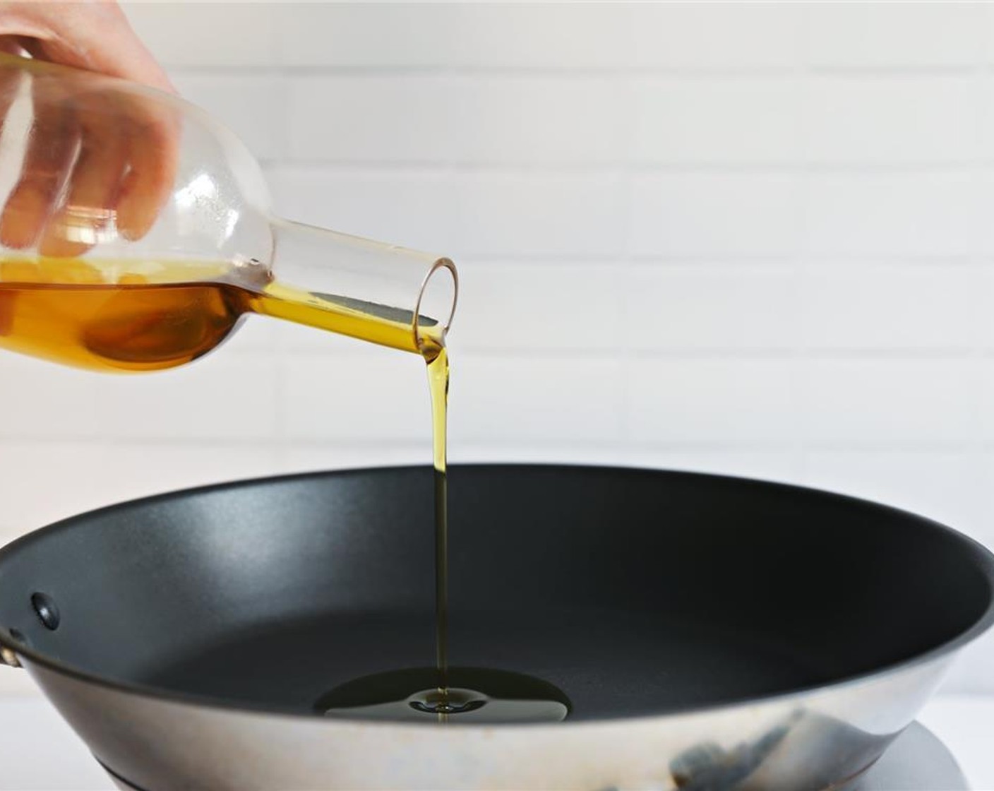 Schritt 1 Eine mittelgrosse Pfanne bei mittlerer Hitze erhitzen und Olivenöl (1 EL) hinzufügen. Die Pfanne schwenken, bis der Boden mit Öl bedeckt ist.