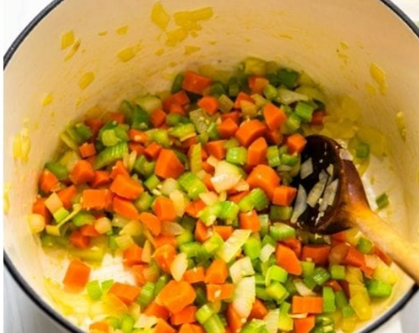 Schritt 1 In einem großen Topf oder Dutch Oven das Olivenöl (2 Esslöffel) bei mittlerer Hitze erhitzen. Zwiebel (1), Karotten (4) und Sellerie (3 Stangen) hinzugeben und anbraten, bis das Gemüse zart ist und Sellerie und Zwiebeln leicht glasig sind.