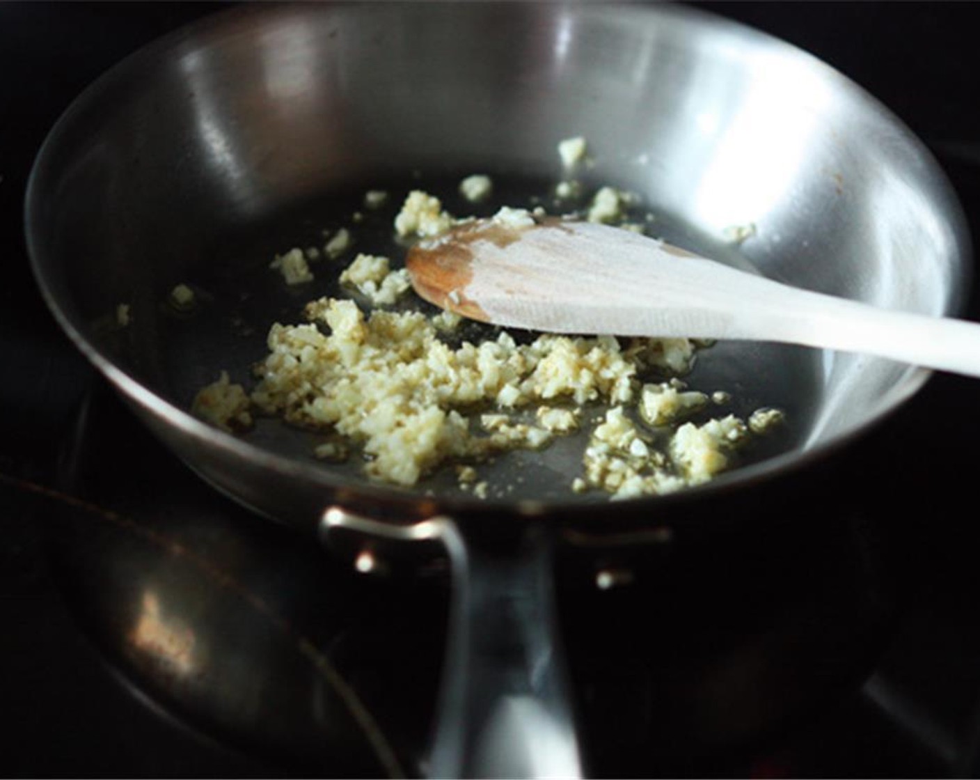 Schritt 2 Olivenöl (1 EL) in einer kleinen Bratpfanne bei mittlerer Hitze erhitzen. Wenn es heiss ist, den gehackten Knoblauch hinzufügen und unter häufigem Rühren 3 bis 4 Minuten sautieren, bis der Knoblauch eine goldene Farbe annimmt.