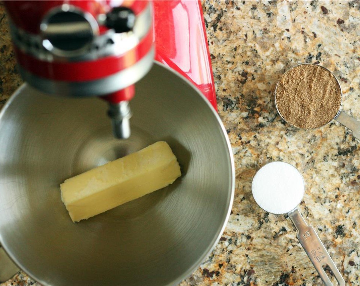 Schritt 2 Braunen Zucker (110 g), Zucker (4 Esslöffel) und Butter (120 ml) in eine Schüssel geben und mit dem Standmixer oder Handmixer gut vermengen.
