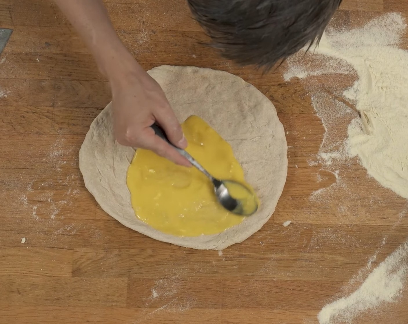 Schritt 16 Anschliessend die geformten Pizzaböden entweder auf ein Backpapier oder auf eine Pizzaschaufel legen und mit Lemon Curd bestreichen.