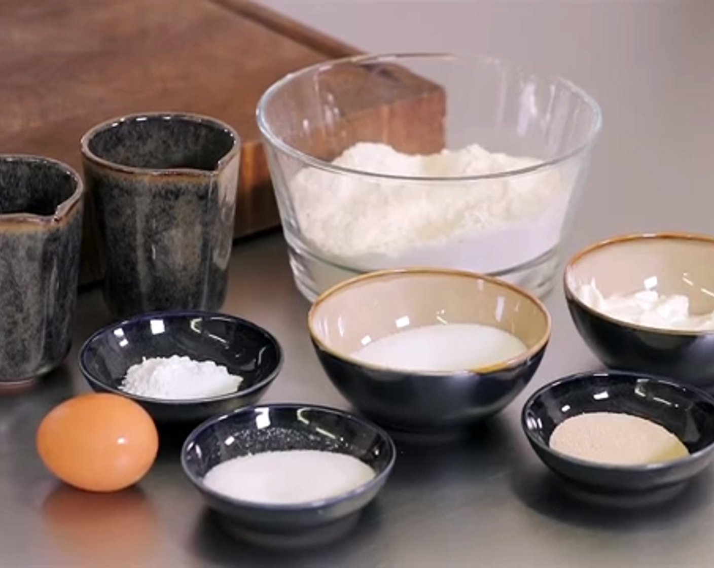 Schritt 1 In einer Schüssel, Mehl (500 g), Salz (2 Teelöffel), Hefe (2 Teelöffel), Backpulver (1 TL), Milch (150 ml), Joghurt (150 g), Ei (1) und Öl (4 Teelöffel)] zu einem geschmeidigen Teig kneten. Den Teig für mindestens 1 Stunde auf das doppelte Volumen aufgehen lassen.