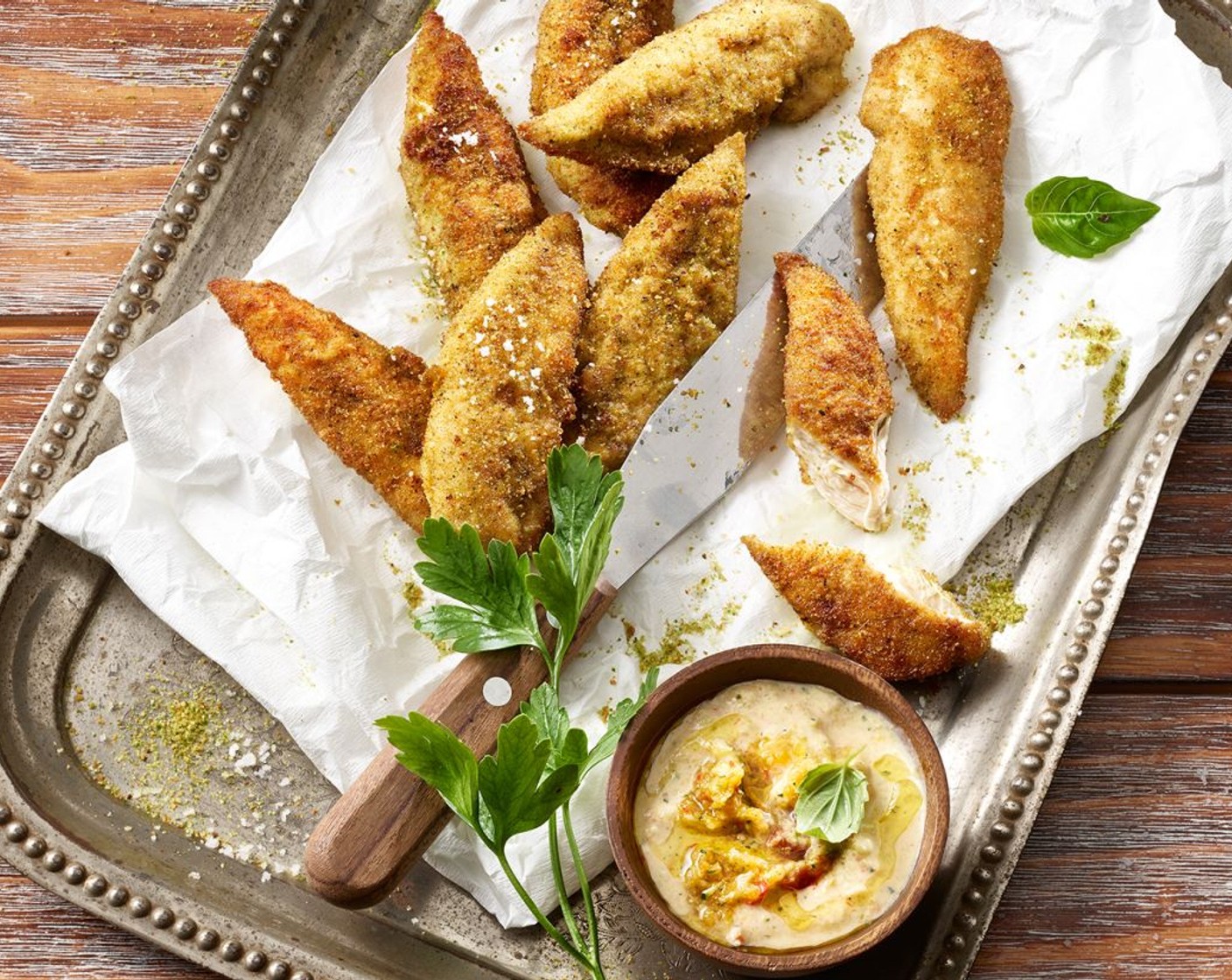 Schritt 6 Das abgekühlte Gemüse mit dem Griechischer Joghurt (180 g) oder der Sauermilch mischen und den Dipp mit Salz und Pfeffer abschmecken. Mit den Poulet-Nuggets servieren. Dazu passt ein grüner Salat.