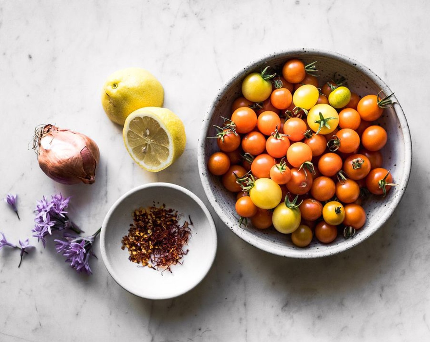 Schritt 3 Die eingeweichten Safranfäden (12) und die Cherrytomaten (455 g) hinzufügen und für 5-7 Minuten unter häufigem Rühren garen, bis die Tomaten weich sind und ihren Saft abgeben.