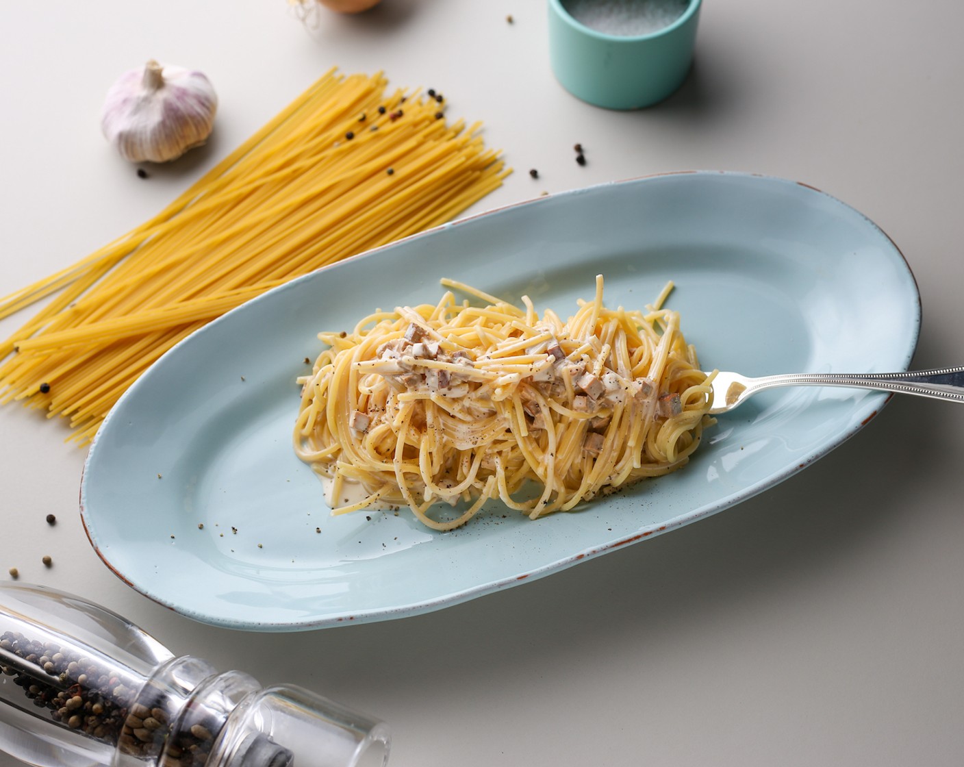 Schritt 7 Die Spaghetti abgiessen, mit der Sauce vermischen und auf einem Teller anrichten.
