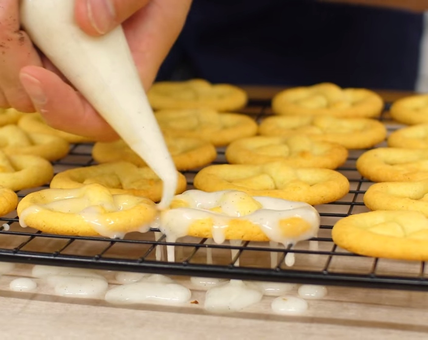 Schritt 8 Anschliessend die Glasur in einen Spritzbeutel geben und die Brezel damit glasieren. Oder die Brezel einzeln in die Glasur tunken und zum Abtropfen zurück auf das Kuchengitter legen. Beim Tunken wird mehr Glasur benötigt.