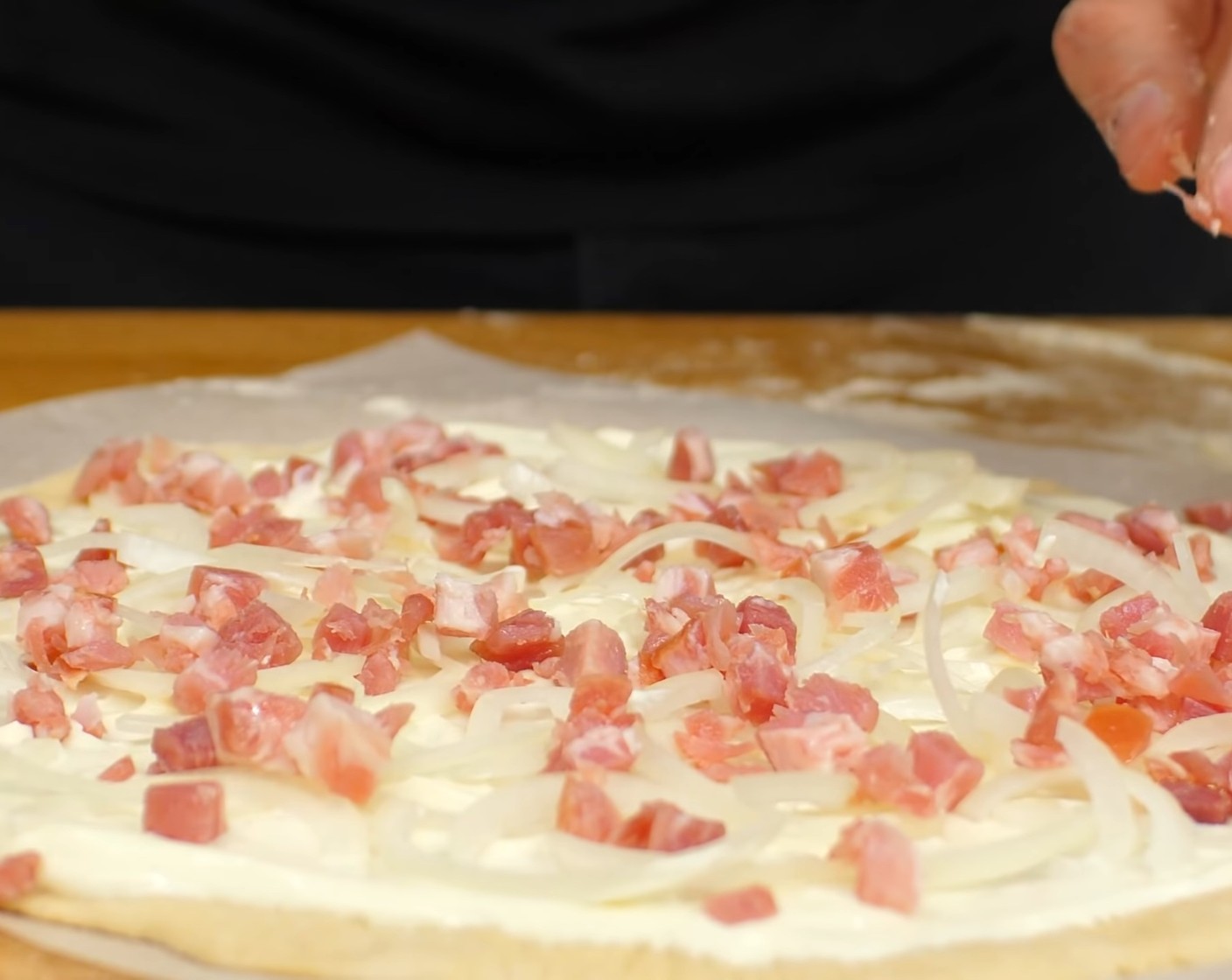 Schritt 11 Die vorbereiteten Zwiebel und den Speckwürfel (250 g) auf die Teiglinge verteilen.