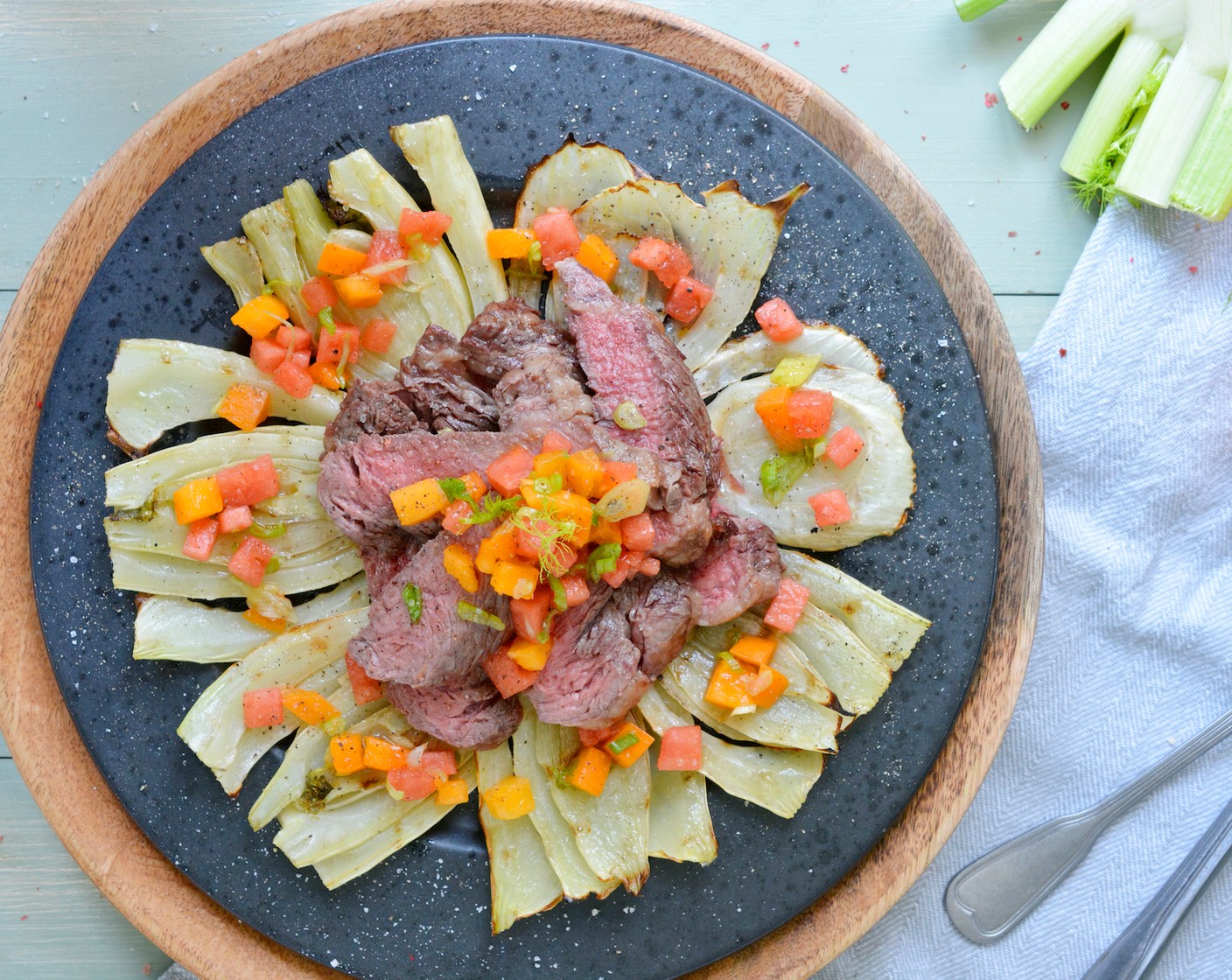 Rib Eye Steak auf grilliertem Fenchel mit Wassermelonen-Aprikosen-Salsa