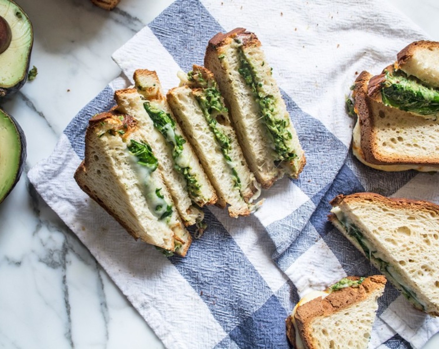 Sandwich mit Käse und Spinat-Pesto