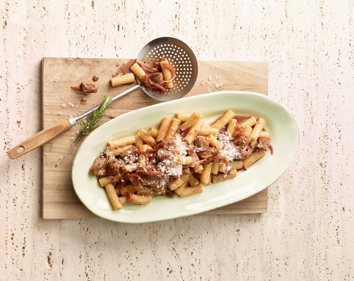 Rigatoni mit Lamm und Rotweinzwiebeln