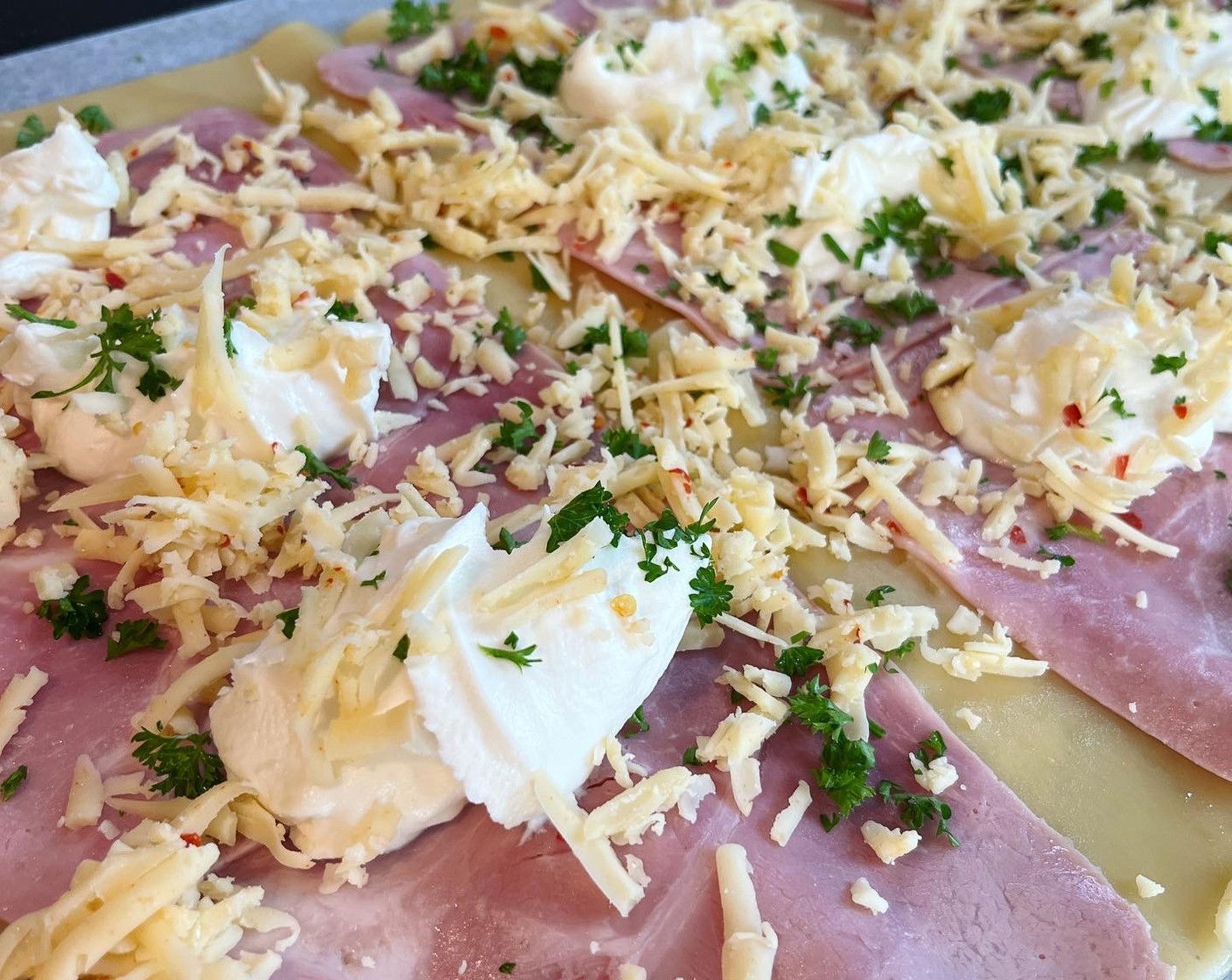 Schritt 4 Schinken (9 Scheiben) auf die ausgekühlten Lasagneblätter legen, dann Ricotta (250 g), 2/3 des Käses, Petersilie und Lauch darüber verteilen.