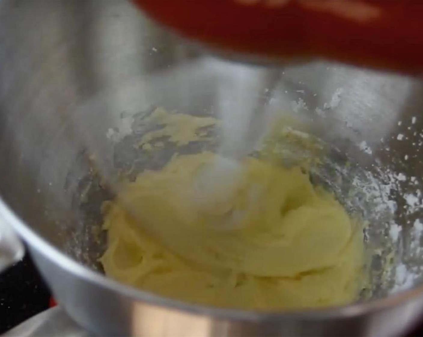 Schritt 2 In einer Rührschüssel Butter (4 Esslöffel) und Puderzucker (60 g) leicht cremig schlagen, bis die Masse heller wird.